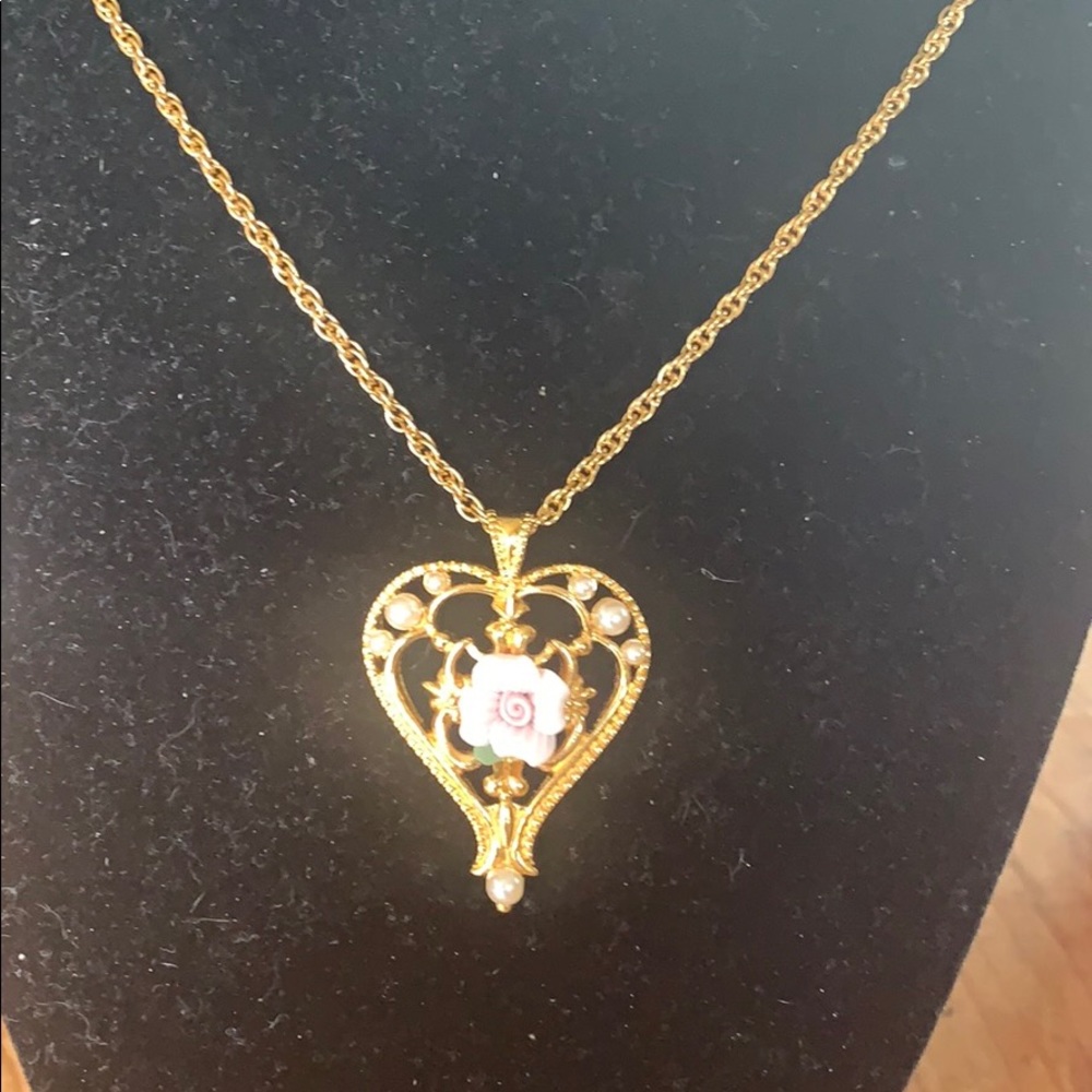 Avon gold tone necklace - Picture 2 of 5